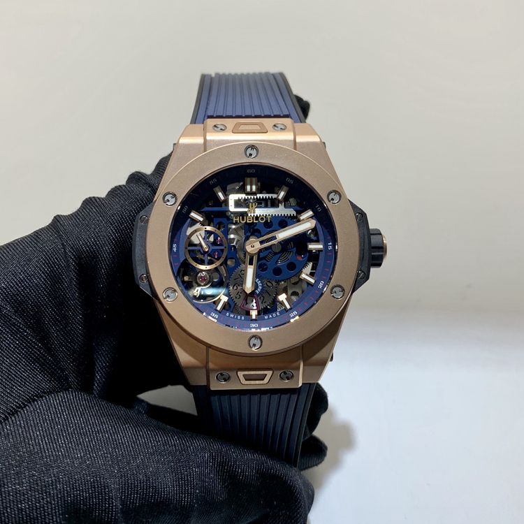 Hublot 宇舶 Bigbang 大爆炸系列，414.OI.5123.RX。45毫米表径，18K王金表壳，附6颗H形钛金属螺丝，蓝色镂空面盘，动力储备显示功能，HUB1201手动上弦机械机芯，动力储备240小时。专柜定价：300700元。 单表无附件。