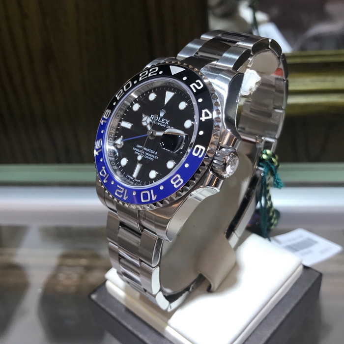 Rolex 劳力士 格林尼治型II系列，116710BLNR-78200。40毫米表径，精钢表壳，24小时渐进刻度双向旋转外圈；双色（蓝、黑）Cerachrom陶质字圈，镌有数字及刻度，黑色面盘，中央时、分及秒针；24小时显示；瞬时变更独立指针显示第二时区时间；瞬跳日历；秒针暂停功能以准确调校时间，自产3186自动上弦机械机芯，动力储备48小时。专柜定价：69300元。 未使用品全套附件齐全。