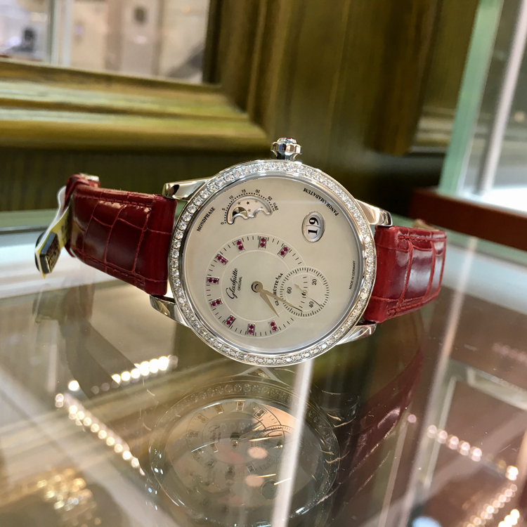 Glashutte 格拉苏蒂原创 女表90系列，1-90-12-05-30-01。精钢39.4毫米表径，原装镶钻，镶嵌 64 颗钻石(总重约 0.95ct，VVS), 表冠镶嵌红宝石 (约 0.022ct, VVS)。珍珠母贝白色表盘，18颗红宝石（约0.045克拉，VVS）。金质偏心盘指针，大日历显示，月相显示，自动上弦机械机芯，动力储备42小时，全球限量50枚。专柜定价：154000元。 未使用品全套附件齐全。