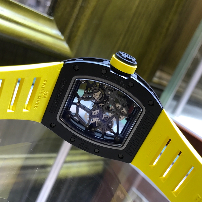 RICHARD MILLE 理查德米勒 男士系列，RM035 AMERICAS。42*50毫米表径，黑钛表壳，镂空机械机芯，黄圈美洲特别版，限量50枚。 单表无附件。
