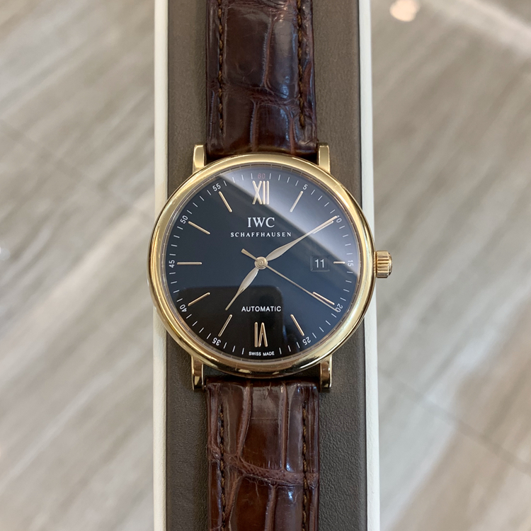 IWC 万国 柏涛菲诺系列，IW356511。40毫米表径。18K玫瑰金表壳，深灰色面盘，3点位置日期显示，蓝宝石水晶玻璃，双面防反光凸状蓝宝石玻璃表镜，35111自动上弦机械机芯。专柜定价：82800元。 单表无附件。