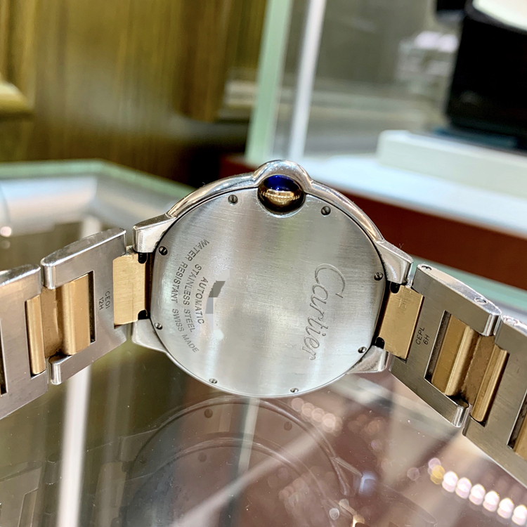 Cartier 卡地亚 Ballon Bleu 蓝气球系列，W6920032。42毫米表径，精钢表壳，深棕色面盘，罗马数字时标，日期显示功能，Cal.049自动上弦机械机芯，动力储备42小时，专柜定价：74500元。 单表无附件。
