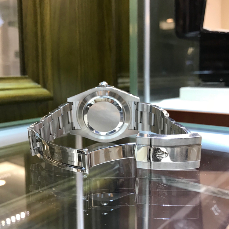 ROLEX 劳力士 日志型系列，116334。41毫米表径，18K白金表壳，深蓝色面盘，罗马数字时标，3点位置为凸透镜放大日历，自产3135型自动上弦机械机芯，动力储备48小时。专柜定价：71100元。 全套附件齐全。