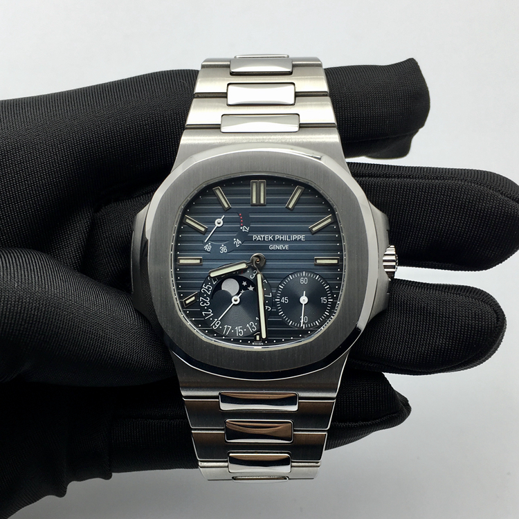 PATEK PHILIPPE 百达翡丽 运动系列，5712/1A-001。40毫米表径，精钢表壳，表盘中央的深蓝色向外渐变为黑色，带水平压纹图案，10个18K白金棒式时标，带荧光涂层，18K白金棒式时针、分针，带荧光涂层，白色涂漆白金秒针、日期指针和月相指针，Cal.240 PS IRM C LU自动上弦机械机芯，动力储备48小时。专柜定价：291900元。  单表无附件。