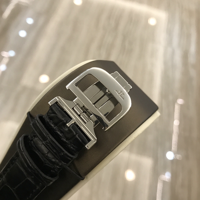 Jaeger-LeCoultre 积家 Reservo 翻转腕表系列，Q3748421。48.5x29.5毫米表径，精钢表壳，两个表盘分别显示两个不同的时间。正面显示标准时间，并设有小秒针于6点位置和12点位设日期窗口，表盘外侧饰以垂直雕纹、中间以巴黎钉饰纹修饰。背面显示第二时区时间，并设有昼／夜指示功能。手动上弦机械机芯，动力储备48小时。专柜定价：72500元。 单表无附件。