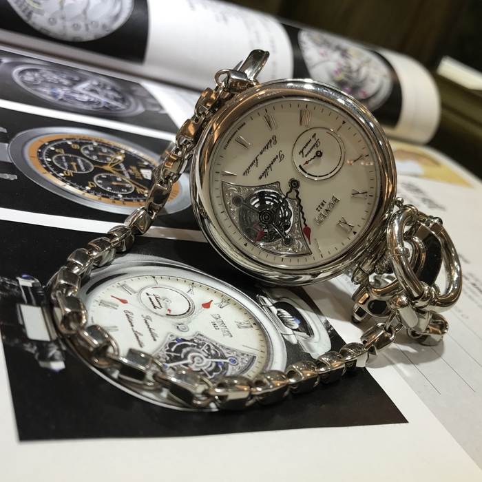 Bovet 播威，AIT 7002。全球限量10支，编号：1 。18K白金表壳，44毫米表径，正反面两用佩戴， 陀飞轮装置，大明火珐琅面盘及白金雕花镂空面两用，也可拆卸做怀表使用。自产13BAO5自动上弦机械机芯。专柜定价：2500000元。 单表附件。