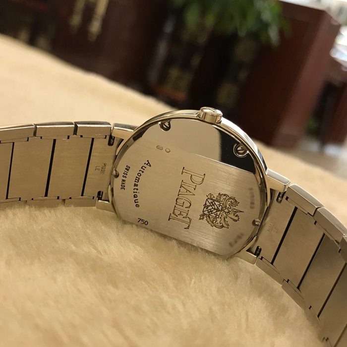 PIAGET 伯爵 POLO 系列，G0A26025。38毫米表径，18K白金表壳。银色表盘，镶钻刻度，6点位置日期显示。蓝宝石水晶玻璃表镜，自动上弦机械机芯。专柜定价：714800元。 全套附件齐全。
