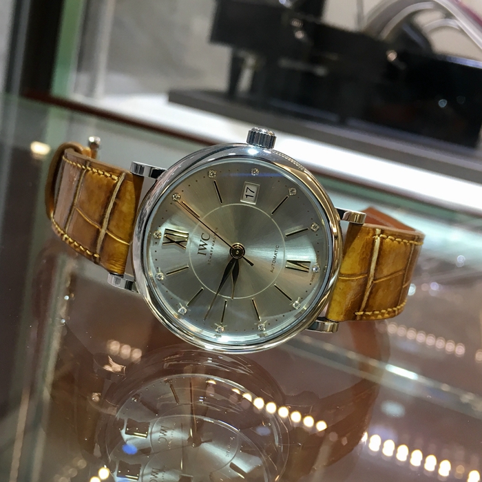 IWC 万国 柏涛菲诺系列，IW458101。37毫米表径，精钢表壳，银白色面盘，镶嵌12颗钻石，35111自动上弦机械机芯，动力储备42小时。专柜定价：42000元。 未使用品全套附件齐全。