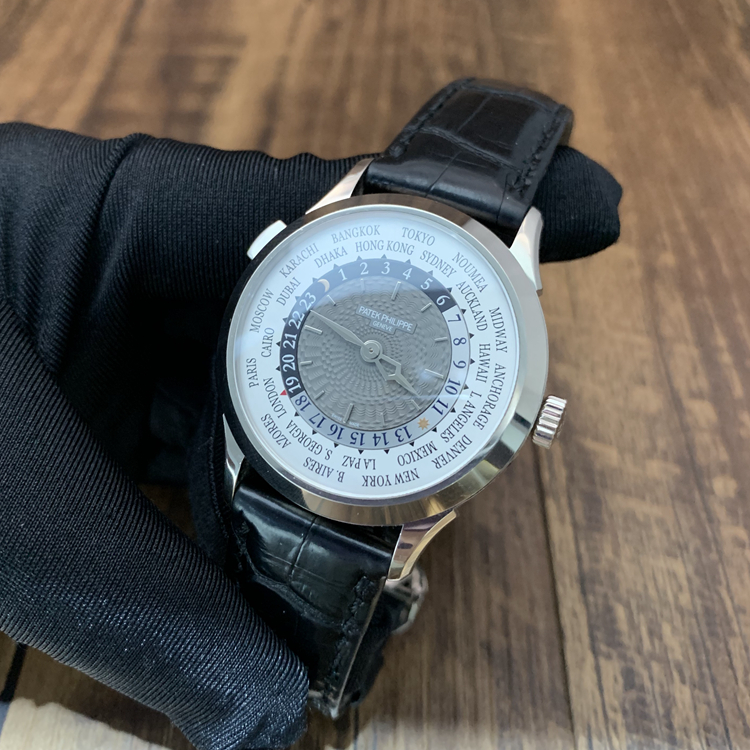 PATEK PHILIPPE 百达翡丽 复杂功能时计系列，5230G-001。38.5毫米表径，18K白金表壳，炭灰色漆表盘，手工雕饰纹，金质立体时标，24个时区的24小时与昼/夜显示，240 HU自动上弦机械机芯，动力储备48小时，专柜定价：348600元。 全套附件齐全。