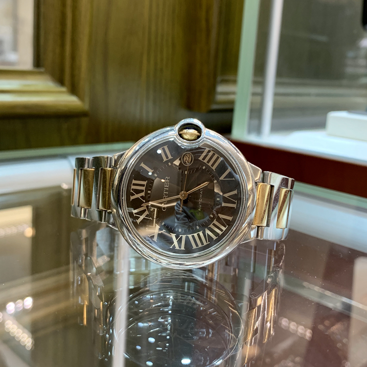 Cartier 卡地亚 Ballon Bleu 蓝气球系列，W6920032。42毫米表径，精钢表壳，深棕色面盘，罗马数字时标，日期显示功能，Cal.049自动上弦机械机芯，动力储备42小时，专柜定价：74500元。 单表无附件。