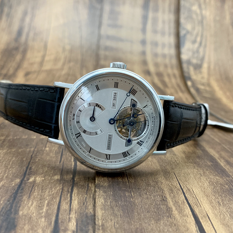 Breguet 宝玑 经典复杂系列，5317PT/12/9V6。39毫米表径，PT950铂金表壳，银灰色面盘，罗马数字时标，6点位置为陀飞轮装置，12点位置为动力储备装置，Cal.587DR自动上弦机械机芯，动力储备120小时，专柜定价：1089700元。 单表附保卡。