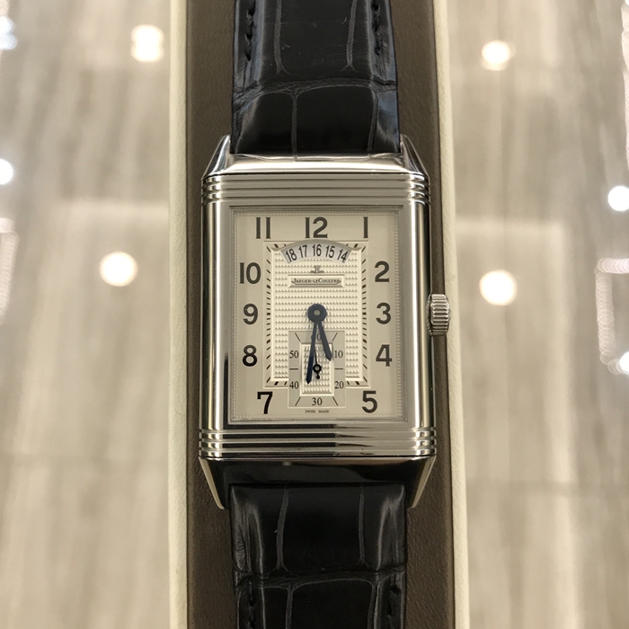 Jaeger-LeCoultre 积家 Reservo 翻转腕表系列，Q3748421。48.5x29.5毫米表径，精钢表壳，两个表盘分别显示两个不同的时间。正面显示标准时间，并设有小秒针于6点位置和12点位设日期窗口，表盘外侧饰以垂直雕纹、中间以巴黎钉饰纹修饰。背面显示第二时区时间，并设有昼／夜指示功能。手动上弦机械机芯，动力储备48小时。专柜定价：72500元。 单表无附件。