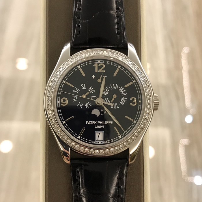 PATEK PHILIPPE 百达翡丽 复杂功能系列，5147G-001，表径39毫米，18K白金，表壳镶嵌62 颗钻石（~0.85 克拉）。海蓝色漆表盘，金质立体时标和字块。年历，指针式星期和月份显示，视窗式日期显示，月相显示，中心大秒针，指针式动力储备显示。蓝宝石水晶透盖。324 S IRM QA LU 自动上弦机械机芯，动力储备35小时-45小时。双P印记。专柜定价：485210元。