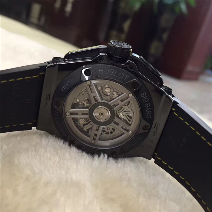 Hublot 宇舶 BIG BANG 大爆炸系列，401.CQ.0129.VR。45毫米表径，碳纤维表壳，深灰色表盘，夜光指针刻度，3点位置日期显示、小秒针。自动上弦机械机芯。法拉利限量款，全球限量1000枚。专柜定价:200300元。 单表无附件。