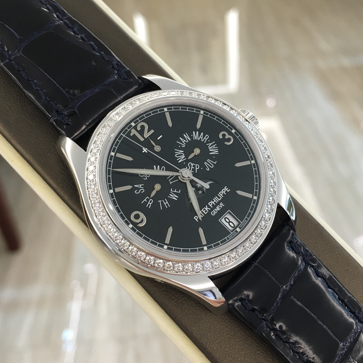 PATEK PHILIPPE 百达翡丽 复杂功能时计系列，5147G-001。39毫米表径，18K白金表壳镶嵌62颗钻石约0.82克拉，海蓝色漆表盘，中心大秒针，金质立体时标和字块，月相、指针式星期和月份显示，视窗式日期显示、动力储备显示。Cal.324 S IRM QA LU自动上弦机械机芯，动力储备45小时。专柜定价：347100元。 未使用品全套附件齐全。