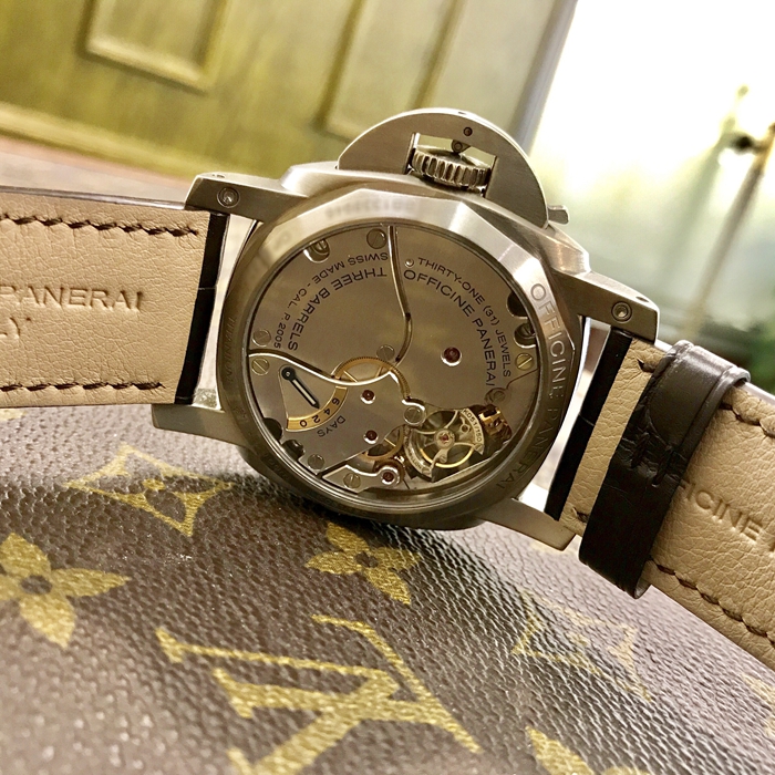 Panerai 沛纳海 LUMINOR 1950系列，PAM 00306。限量150枚。47毫米表径，磨砂钛金属表壳，棕色表盘配夜光阿拉伯数字及小时标示。3点钟位置设24小时显示，9点钟位置设小秒盘和陀飞轮显示。Cal.P.2005 手动上弦机芯，中轴转动式陀飞轮装置，动力储备144小时。专柜定价：869600元。 单表无附件。