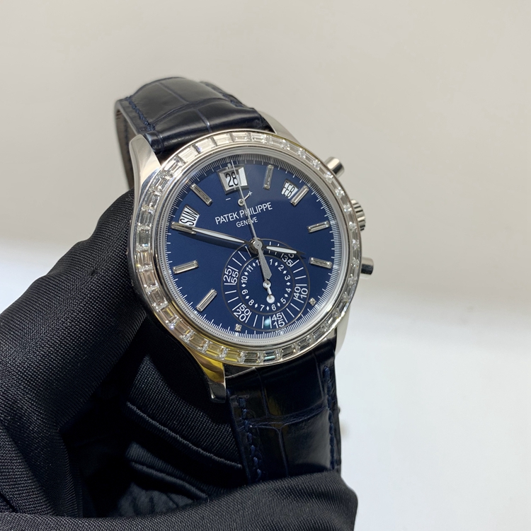 PATEK PHILIPPE 百达翡丽 复杂功能时计系列，5961P-001。40.5毫米表径，950铂金镶钻，镶嵌36颗长阶梯形钻石~3.48克拉，哑光蓝色表盘，8颗长形钻石时标，动力储存与昼/夜显示，计时功能，年历，视窗式星期、日期和月份显示。6 时位置设有 60 分钟和 12 小时单计时器。蓝宝石水晶透盖。Cal.CH 28-520 IRM QA 24H自动上弦机械机芯，动力储备55小时。专柜定价：1079000元。 全套附件齐全。