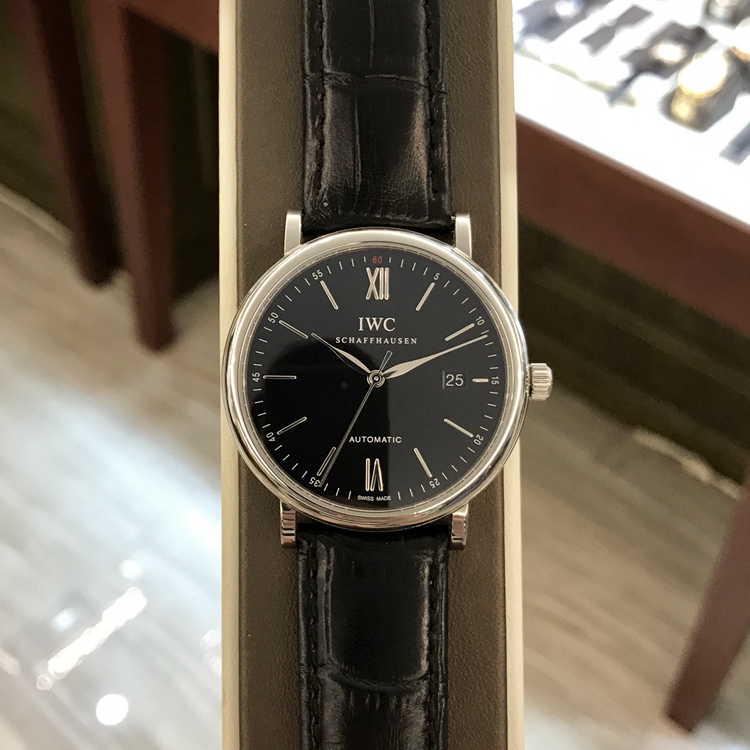 IWC 万国 柏涛菲诺系列，IW356502。40毫米表径，精钢表壳，黑色面盘，3点位置日期显示，35111自动上弦机械机芯，专柜定价：33600元。 单表无附件。