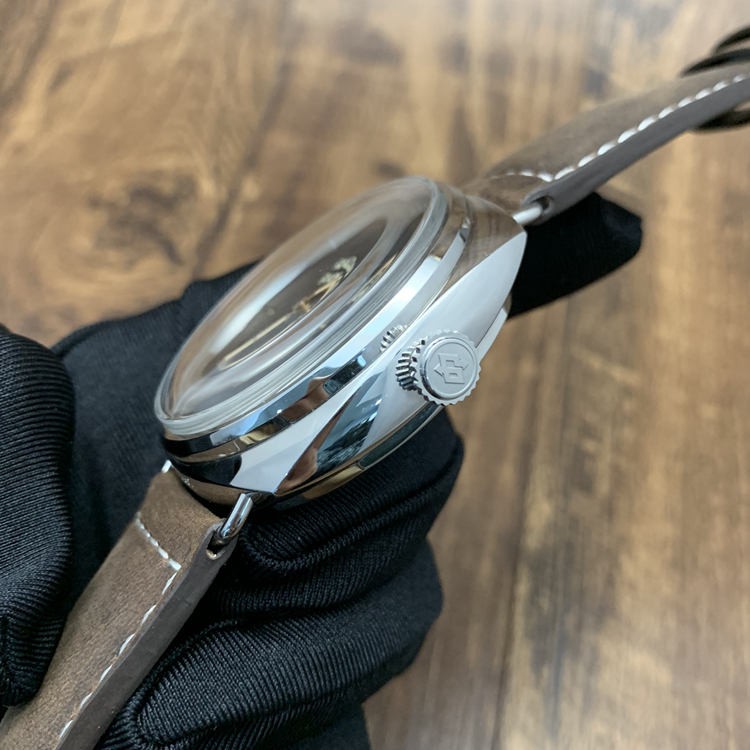 Panerai 沛纳海 RADIOMIR系列，PAM00425。47毫米表径，精钢表壳，特殊S.L.C.盘面，游艇标。Cal.P.3000手动上弦机械机芯，动力储备72小时，专柜定价：56500元。  单表无附件。