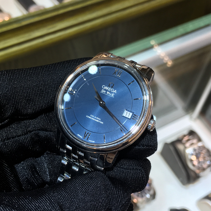Omega 欧米茄 碟飞系列，424.10.37.20.03.001。36.8毫米表径，精钢表壳，蓝色面盘，3点位置日期显示，Cal.2500自动上弦机械机芯，动力储备48小时。专柜定价：27500元。 单表无附件。