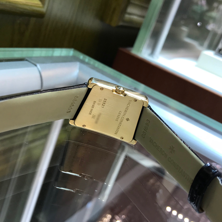 Vacheron Constantin 江诗丹顿 1972系列，25521/000J-9114。23.4毫米表径，18K黄金原钻表壳，银白色面盘，精准石英机芯，专柜定价：187000元。 单表无附件。