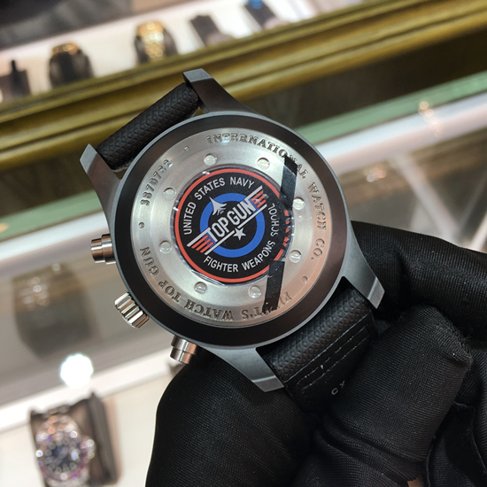 IWC 万国 飞行员系列，IW388001。46毫米表径，钛金属/陶瓷表壳，黑色面盘，3点位置为日期显示，计时功能，89365自动上弦机械机芯，动力储备68小时。专柜定价：86800元。 未使用品全套附件齐全。