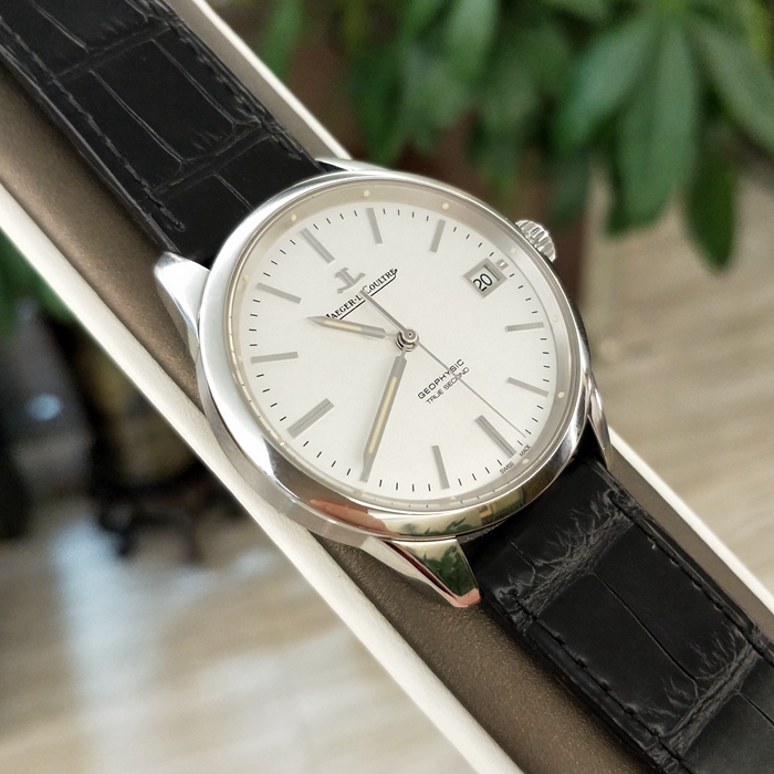 Jaeger-LeCoultre 积家 GEOPHYSIC 地球物理天文台系列，8018420。39.6毫米表径，精钢表壳，银白色表盘，3点位置视窗式日期显示，跳秒功能，自动上弦机械机芯，动力储备40小时，专柜定价：71500元。 未使用品全套附件齐全。