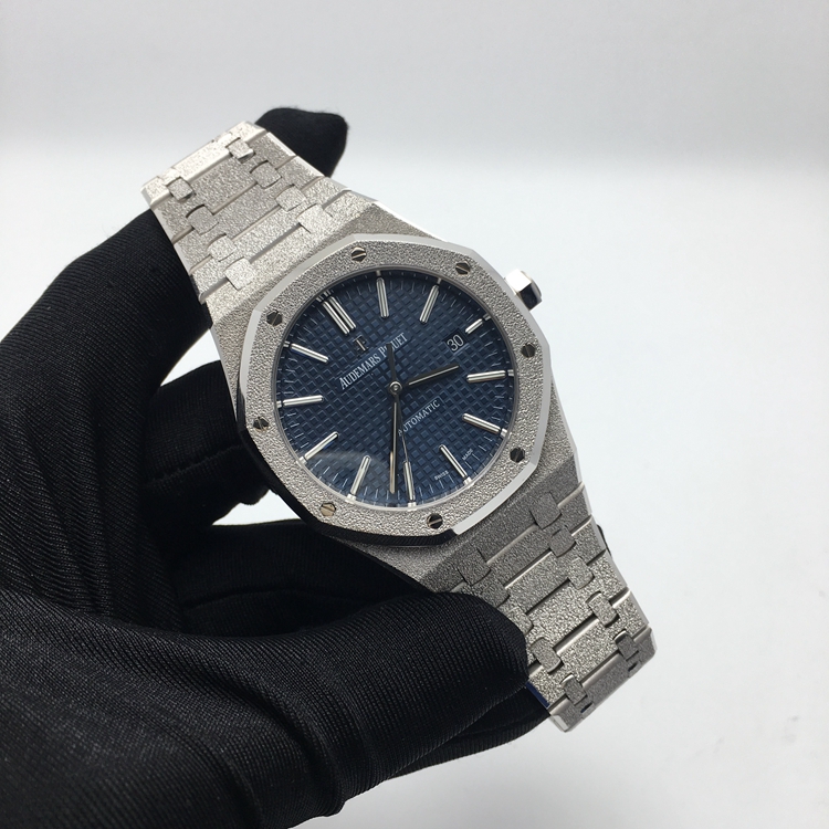 Audermars Piguet 爱彼 皇家橡树系列，15410BC.GG.1224BC.01。41毫米表径，18K白金表壳，蓝色表盘镌刻“Grande Tapisserie”大型格纹装饰，白金材质荧光立体时标和皇家橡树指针，日期显示功能，Cal.3120自动上弦机械机芯，动力储备41小时。专柜定价：408000元。 全套附件齐全。