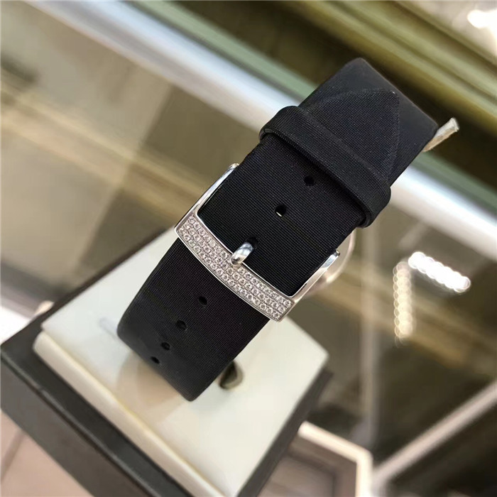 PIAGET 伯爵 LIMELIGHT高级珠宝系列腕表，G0A33186。30毫米表径，钻石满天星盘面， 精准石英机芯， 旋转式钻石白金镂空表盖， 配套珠宝系列项链。