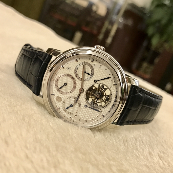 Vacheron Constantin 江诗丹顿，80251。44毫米表径，PT950铂金表壳，白色面盘，6点位置陀飞轮装置，万年历功能，手动上弦机械机械，14天超长动力储备，铂金250周年纪念，专柜定价：480万。 单表无附件。