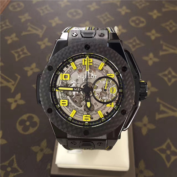 Hublot 宇舶 BIG BANG 大爆炸系列，401.CQ.0129.VR。45毫米表径，碳纤维表壳，深灰色表盘，夜光指针刻度，3点位置日期显示、小秒针。自动上弦机械机芯。法拉利限量款，全球限量1000枚。专柜定价:200300元。 单表无附件。