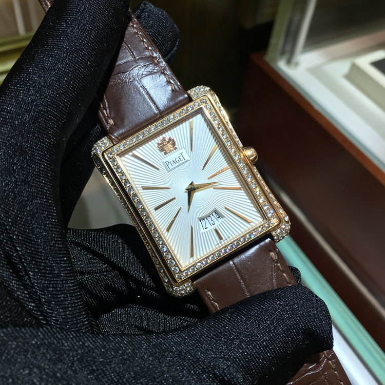 PIAGET 伯爵 BLACK-TIE 黑带系列，36x46毫米表径，18K玫瑰金后镶钻表壳，白色面盘，6点位置日期显示，自动上弦机械机芯。 单表无附件。