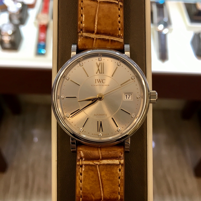 IWC 万国 柏涛菲诺系列，IW458101。37毫米表径，精钢表壳，银白色面盘，镶嵌12颗钻石，35111自动上弦机械机芯，动力储备42小时。专柜定价：42000元。 未使用品全套附件齐全。