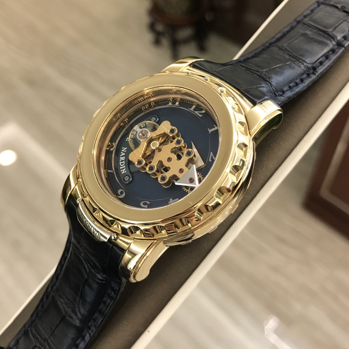 Ulysse Nardin 雅典 奇想系列 026-88。44.5毫米表径。18K黄金表壳，深蓝色表盘。蓝宝石水晶玻璃表镜。手动上弦机械机芯。 单表无附件。