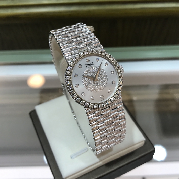 PIAGET 伯爵 珠宝腕表系列，G0A09676。24.6毫米表径，18K白金镶钻表壳，银灰色面盘，钻石时标，手动上弦机械机芯。专柜定价：394900元。 单表无附件。