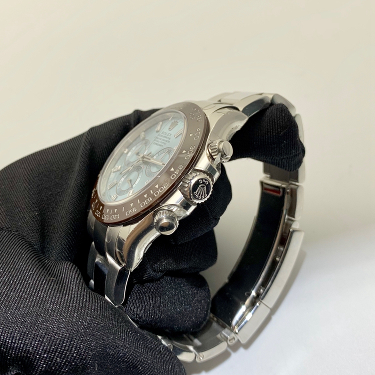 Rolex 劳力士 宇宙计型迪通拿系列，116506-78596。40毫米表径，PT950铂金栗棕色Cerachrom陶质字圈，镌有数字及刻度表壳，浅蓝色面盘，8颗方形切割钻石钟点标记，3、6及9钟点标记镶有3颗钻石，计时功能，Cal.4130自动上弦机械机芯。专柜定价：634800元。 全套附件齐全。