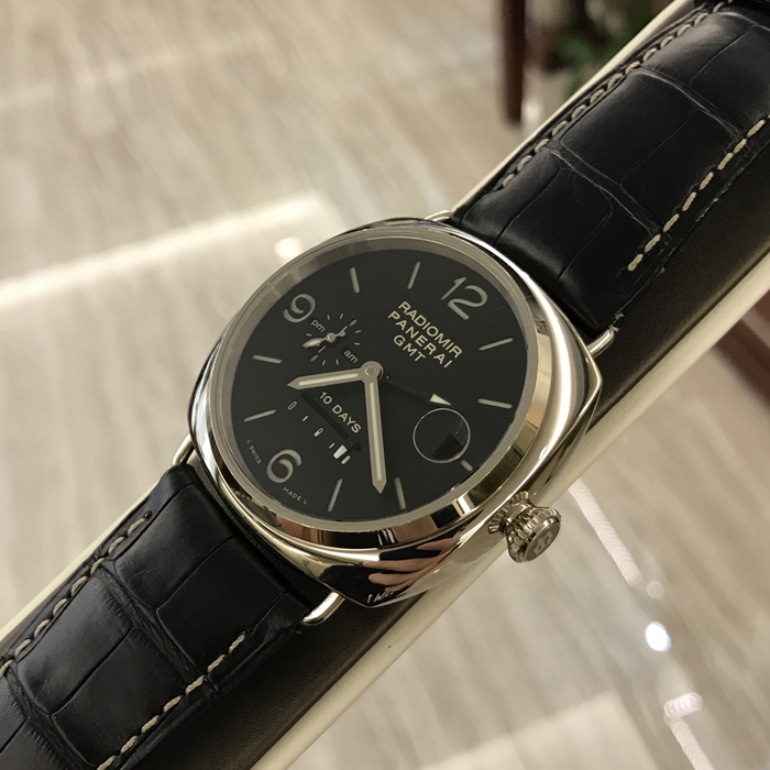 Panerai 沛纳海，00235。45毫米表径，18K白金表壳，黑色面盘，附夜光阿拉伯数字及小时标示。3点钟位置设日期显示，9点钟位置设小秒盘和24小时显示，6点钟位置设线性动力储存显示。自产P.2003自动上弦机械机芯，动力储备240小时。 全套附件齐全。