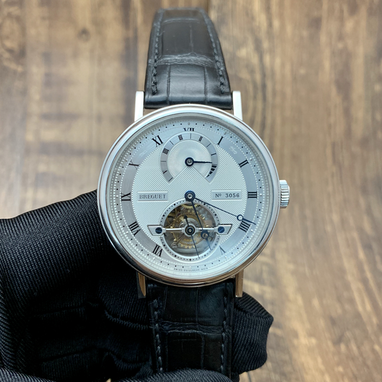 Breguet 宝玑 经典复杂系列，5317PT/12/9V6。39毫米表径，PT950铂金表壳，银灰色面盘，罗马数字时标，6点位置为陀飞轮装置，12点位置为动力储备装置，Cal.587DR自动上弦机械机芯，动力储备120小时，专柜定价：1089700元。 单表附保卡。