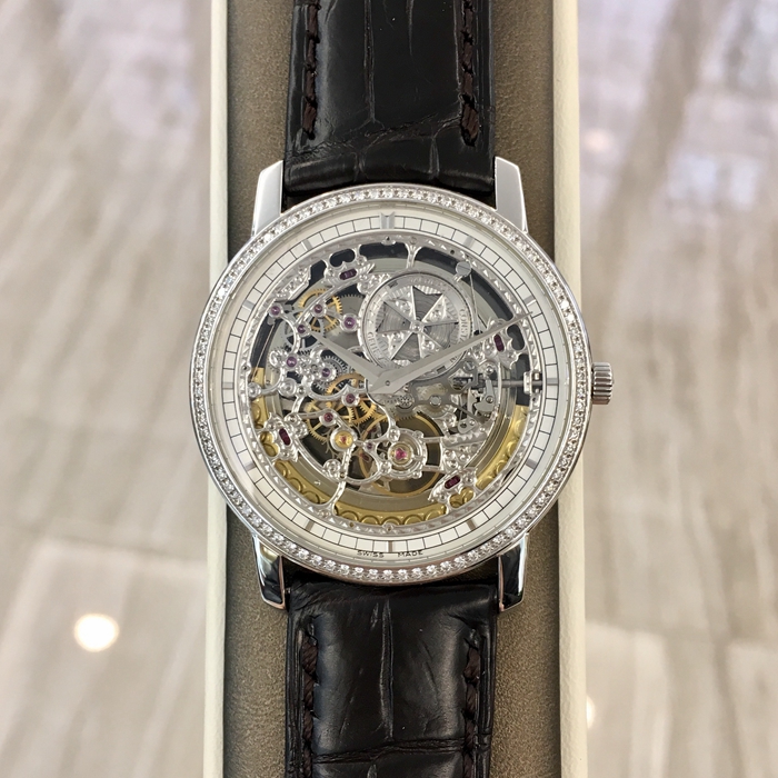 Vacheron Constantin 江诗丹顿 TRADTIONNELLE 传袭系列，43578/000G-9393。38毫米表径，18K白金表壳镶嵌82颗钻石，重约0.43克拉，镂空面盘，自动上弦机械机芯，动力储备40小时。专柜定价：618000元。 单表无附件。