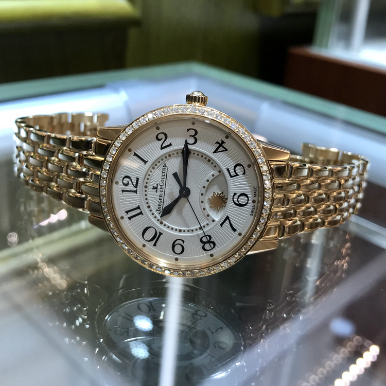 Jaeger-LeCoultre 积家 约会系列，3442120。34毫米表径，18K玫瑰金原钻表壳，镶嵌60颗钻石，约0.69 克拉，银色扭索饰纹面盘，花形指针，898A/1自动上弦机械机芯，动力储备38小时。专柜定价：263000元。 全套附件齐全。