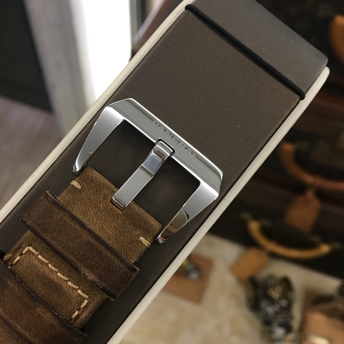 Panerai 沛纳海 沈阳故宫 00476。47毫米表径，精钢表壳，黑色面盘，三点位置日期显示，6点位置动力储备显示，背面沈阳故宫图案，自动上弦机械机芯。 单表无附件。
