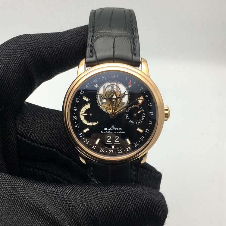 Blancpain 宝珀 Léman 领袖系列，2925-3630-53B。40毫米表径，18K玫瑰金表壳，黑色面盘，3点位置星期显示，6点位置视窗式大日历，9点位置为动力储备显示，12点位置为陀飞轮装置，Cal.3725G自动上弦机械机芯，动力储备168小时，专柜定价：1129000元。 单表无附件。