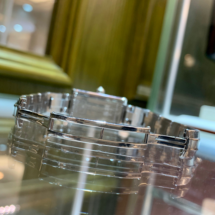Jaeger-LeCoultre 积家，30*17毫米表径，精钢原钻表壳，贝母面盘，手动上弦机械机芯。 单表无附件。