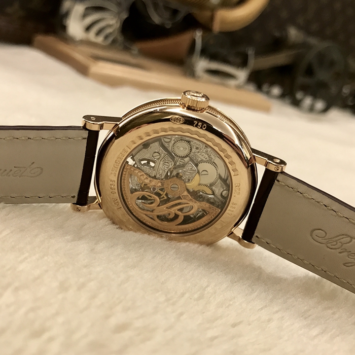 Breguet 宝玑 经典复杂系列，5317BR/12/9V6。39毫米表径，18K玫瑰金表壳，镀银金面盘带手工镌刻图案，罗马数字时标，6点位置陀飞轮装置，12点位置动力储备显示，自动上弦机械机芯，动力储备120小时。专柜定价：975400元。 单表无附件。
