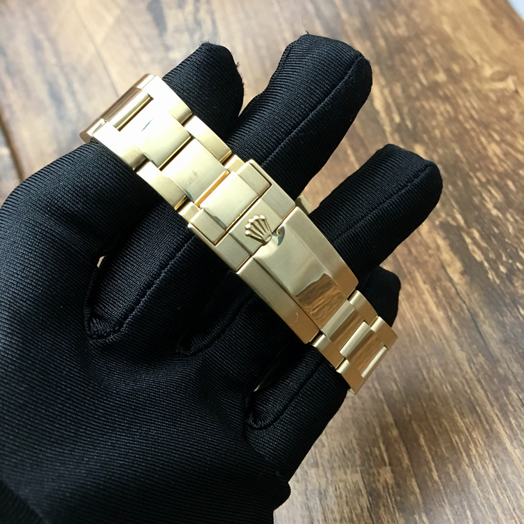 Rolex 劳力士 格林尼治型II系列，116758 SA-78208。40毫米表径，18K黄金镶钻宝石，表圈镶嵌29颗钻石，30颗蓝宝石，表耳镶钻。钻石满天星表盘，中央时、分及秒针，24小时显示；瞬时变更独立指针显示第二时区时间（GMT）；瞬跳日历；秒针暂停功能以准确调校时间。蚝式三排链节表带，自动上弦机械机芯，专柜定价：843700港币。 单表无附件。