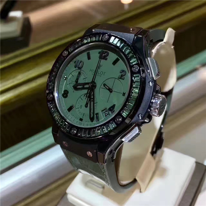 Hublot 宇舶 大爆炸系列，341.CV.5290.LR.1917，陶瓷外圈镶钻绿色盘面，橡胶表带，41毫米表径自动机械