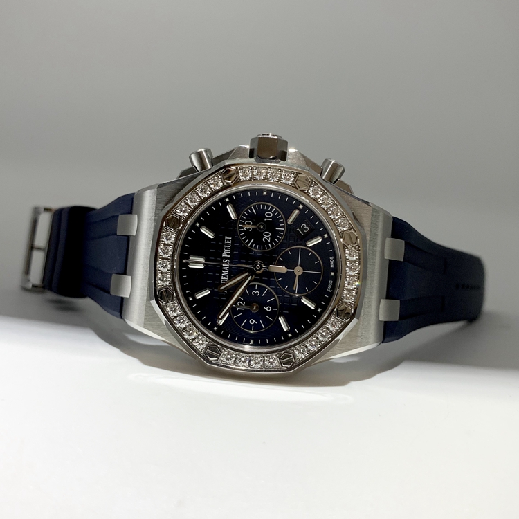 Audermars Piguet 爱彼 皇家橡树离岸型系列，26231ST.ZZ.D027CA.01。37毫米表径，精钢表壳，镶嵌32颗明亮形切割美钻，总重约 1.02克拉，蓝色表盘镌刻“Lady Tapisserie”格纹装饰，搭配蓝色副表盘，蓝色外表盘，白金荧光立体时标和皇家橡树指针，Cal.2385自动上弦机械机芯，动力储备40小时。专柜定价：212000元。 全套附件齐全。