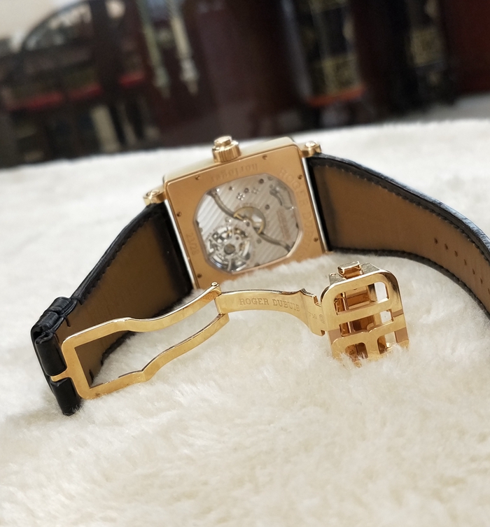 RogerDubuis 罗杰杜彼，G40 03 5 TX3.7A。40x40毫米表径，18K玫瑰金表壳，极其罕见灰色碳纤维表盘，表盘“4”时位指针式动力储存显示，“7”时位置陀飞轮装置，“12”时位视窗式日期显示，表冠同轴按钮快速校正日期。RD03手动机械机芯，动力储备60小时。全球限量28枚。 单表无附件。