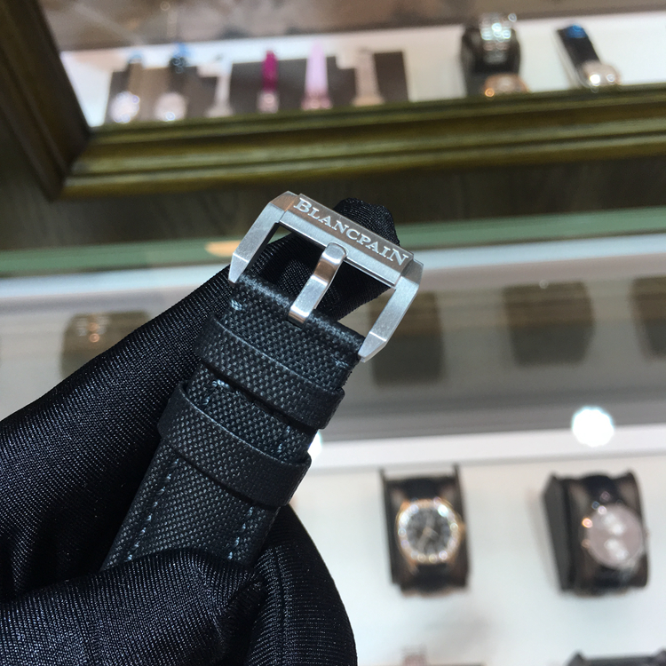 Blancpain 宝珀 五十噚系列，5200-1110-B52A。43毫米表径，精钢表壳，深灰色面盘，日期显示功能，计时功能，F385自动上弦机械机芯，动力储备43小时，专柜定价：112500元。 全套附件齐全。