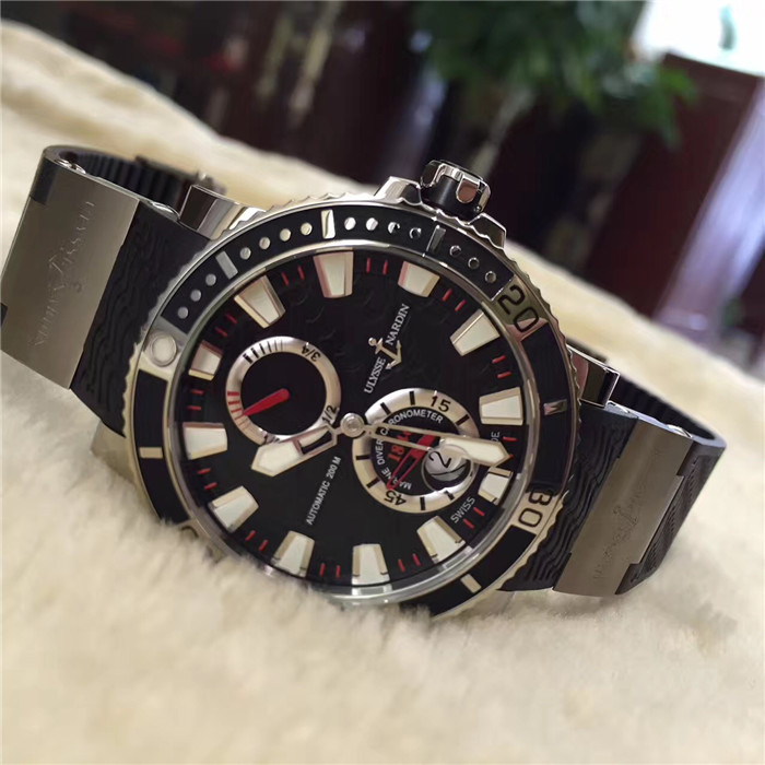 Ulysse Nardin 雅典航海系列，263-90-3/72。钛金属45毫米表径，背透自动机械，小三针，日历显示，动力储备显示，橡胶表带折叠扣。专柜定价：8300欧元。 未使用品全套附件齐全。